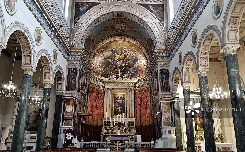 希腊雅典市中心的圣德尼大教堂图片素材