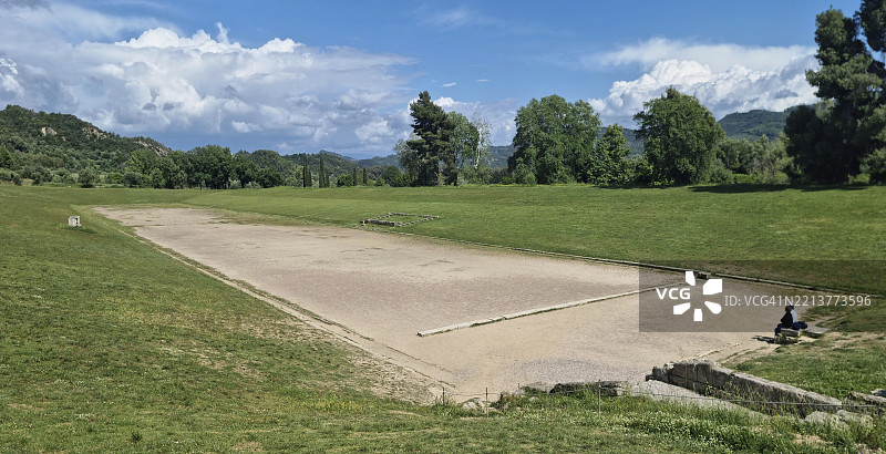 希腊伯罗奔尼撒半岛奥林匹亚考古遗址的古代体育场全景及克罗诺斯山图片素材