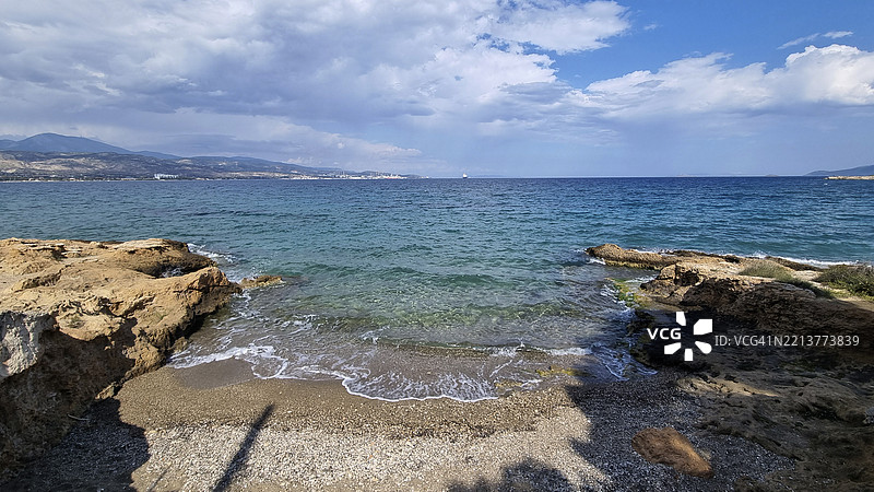 希腊科林斯的伊斯提米亚附近的岩石海岸线图片素材