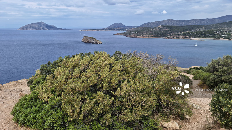 希腊苏尼翁角附近的岩石海岸线，阿里斯岛和帕特罗克洛斯岛图片素材