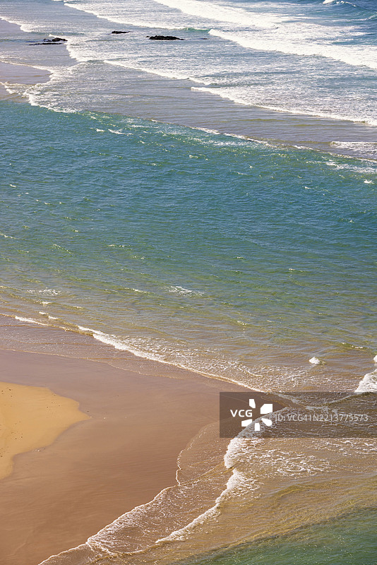 从空中俯瞰法国布列塔尼克罗宗半岛沙滩上破碎的海浪图片素材