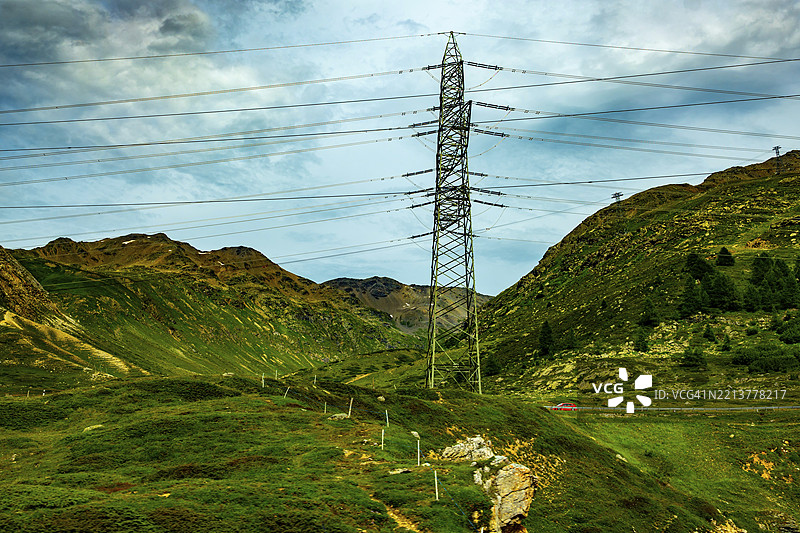 瑞士格劳宾登州庞特雷西纳的贝尔尼纳山谷，阳光明媚的夏日，电力塔与山景相映成趣。图片素材