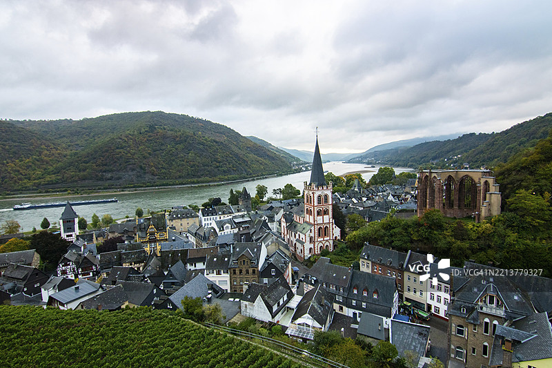 小村庄中的半木结构房屋。德国黑森州巴卡拉赫的葡萄种植区的早晨，莱茵河畔，欧洲。图片素材