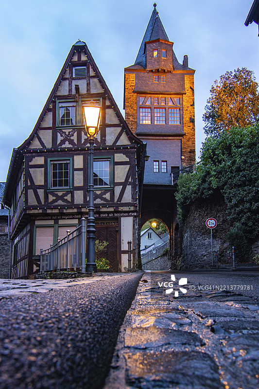 小村庄的城门。德国黑森州巴卡拉赫的葡萄酒产区的早晨，莱茵河畔，欧洲。图片素材