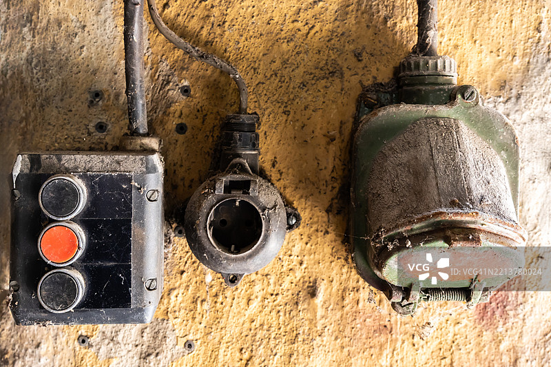 旧建筑墙壁上的旧开关和电源插座图片素材