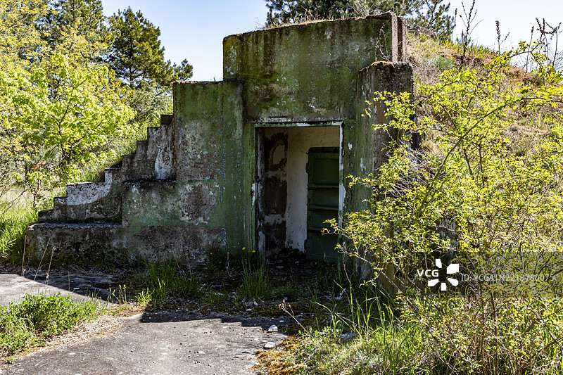 前苏联军队旧军事掩体的入口图片素材