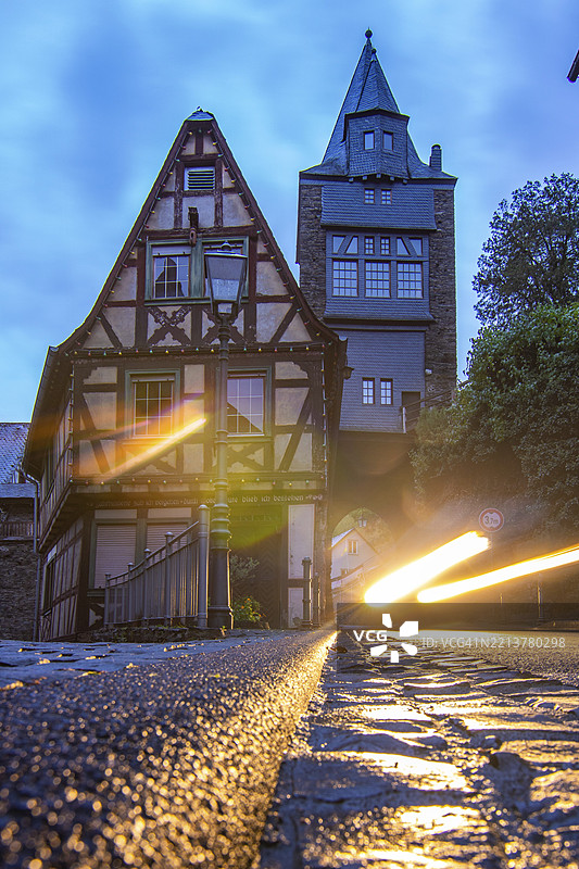 小村庄里的半木结构房屋。德国黑森州巴卡拉赫的葡萄种植区的早晨，莱茵河畔，欧洲。图片素材