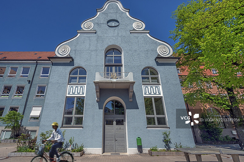 二级学校的涡卷山墙和阳台,上方是1906年建造的凯姆普滕维特尔斯巴赫学校的凯姆普滕市徽,位于德国巴伐利亚州阿尔戈伊的凯姆普滕。图片素材