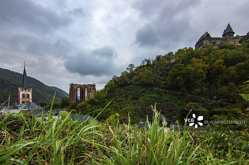 德国黑森州巴哈拉赫的葡萄种植区小村庄中的半木结构房屋，清晨。图片素材