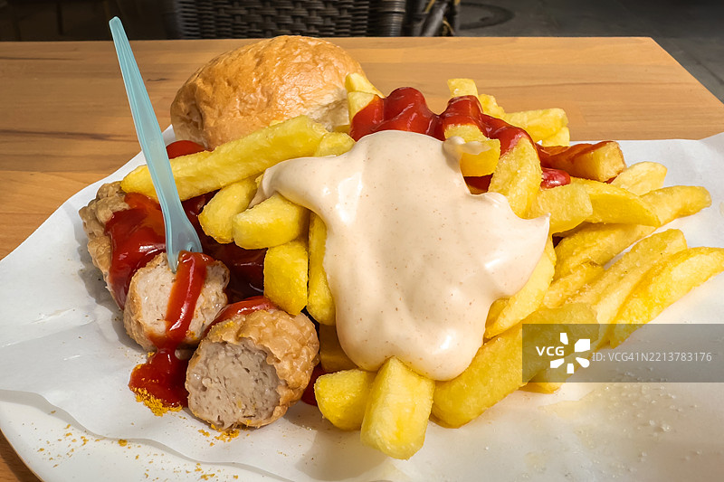 咖喱香肠配薯条、番茄酱和美乃滋图片素材