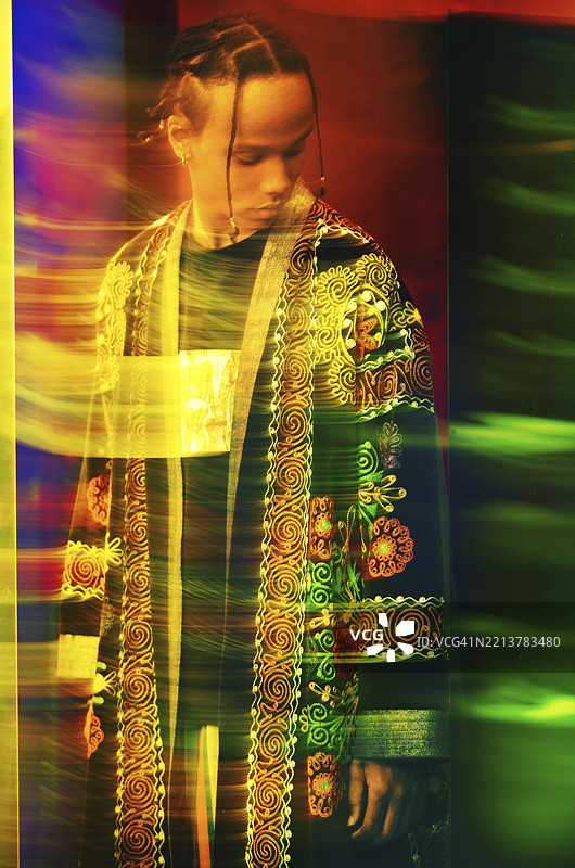 运动模糊的非裔美国年轻人穿着传统民族时尚服装图片素材