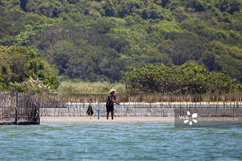 在南非科西湖附近，Thonga渔民在传统鱼围中工作图片素材