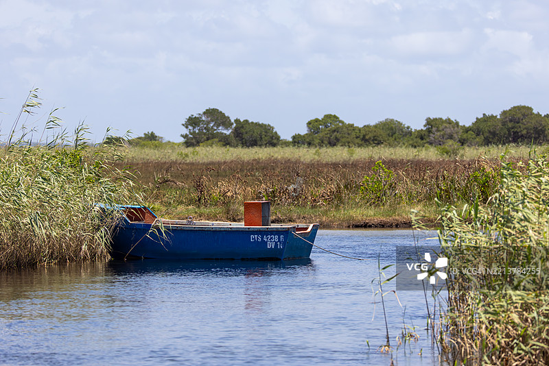 蓝色渡船在科西湖的水道中等待图片素材