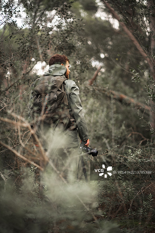 摄影师在森林中探险图片素材