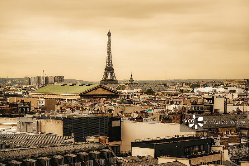 巴黎屋顶和埃菲尔铁塔的日落高空视角图片素材