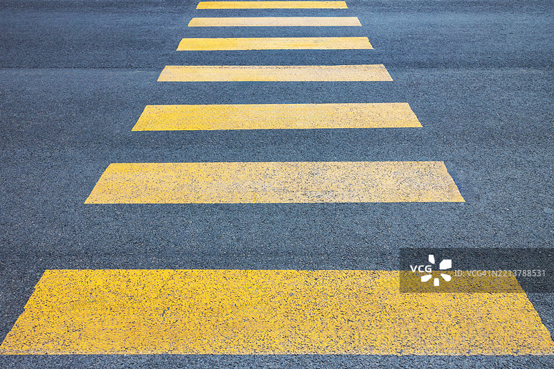 街道上的黄色斑马线图片素材