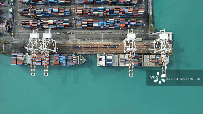 航拍视角的滚装船，货船运输商业物流海运，港口新生产的汽车为货船装载，进行全球货物进出口。图片素材