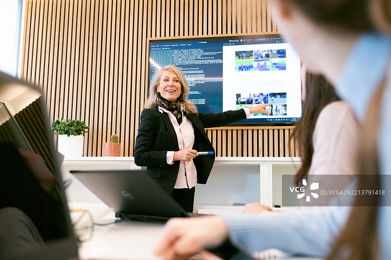 女商人正在进行关于机器学习和人工智能的演讲图片素材