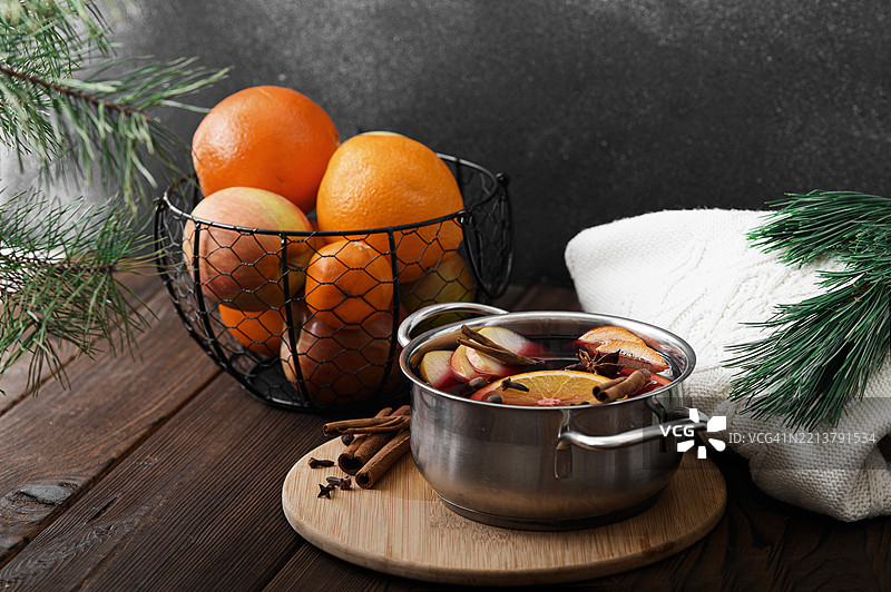 香料和柑橘调味的热红酒在不锈钢锅中图片素材