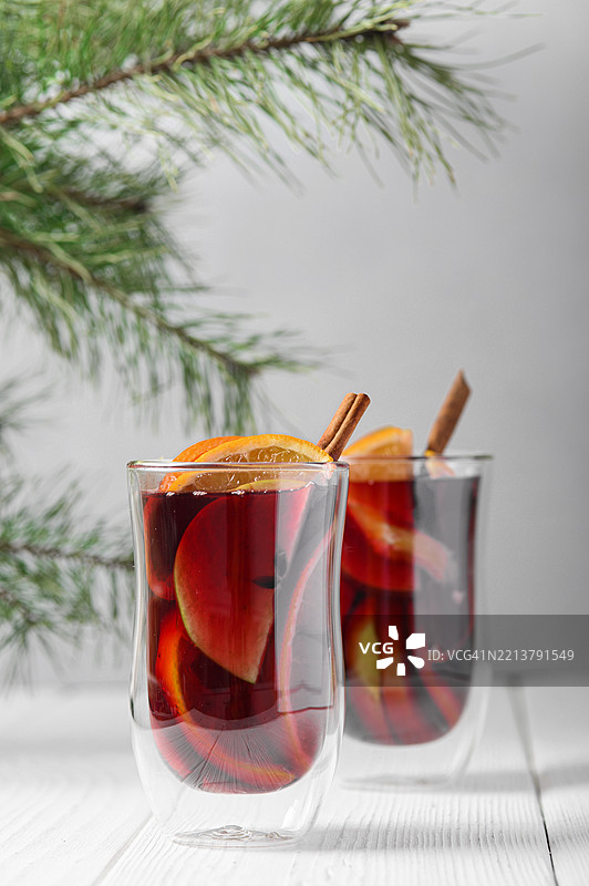 两杯带有柑橘和肉桂的热红酒，背景为白色图片素材