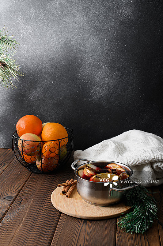 香料和柑橘调味的热红酒在不锈钢锅中图片素材