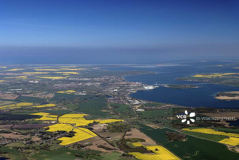 德国梅克伦堡-前波美拉尼亚州斯特拉尔松德的鸟瞰图，来自小型飞机，2025年4月27日图片素材