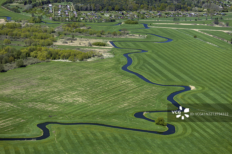 德国梅克伦堡-前波美拉尼亚州的诺伊布兰登堡，托伦泽河，小型飞机拍摄的航拍照片，2025年4月27日图片素材