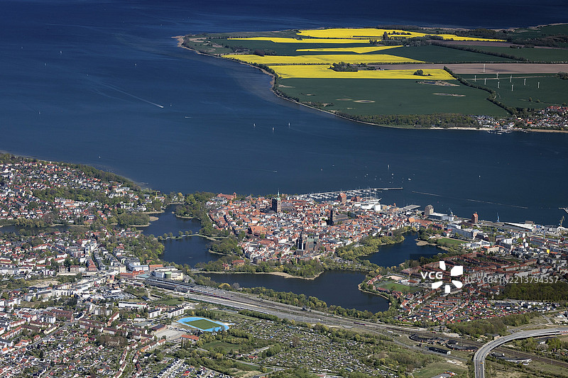 斯特拉尔松，背景是吕根岛，梅克伦堡-前波美拉尼亚，德国，小型飞机拍摄的航拍照片，2025年4月27日图片素材