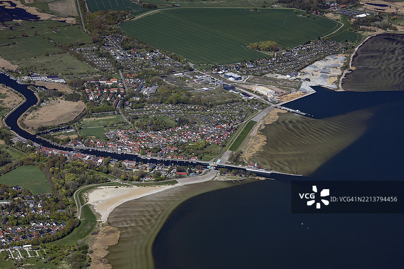 格赖夫斯瓦尔德，维克区，瑞克河入波罗的海的河口，梅克伦堡-前波美拉尼亚，德国，小型飞机拍摄的航拍照片，2025年4月27日图片素材