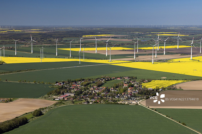 德国梅克伦堡-前波美拉尼亚州的格里绍村,阿尔滕特雷普托附近的风电场,空中拍摄,日期:2025年4月27日图片素材