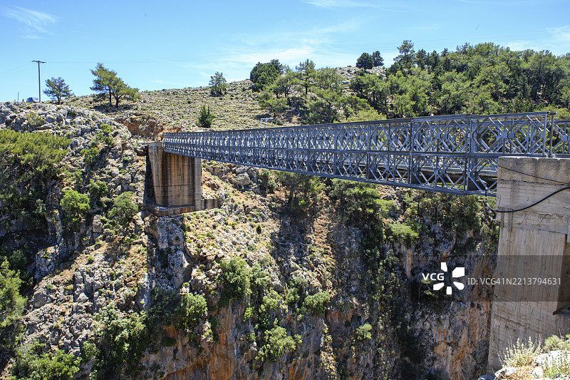 克里特岛阿拉德纳的法兰吉阿拉德纳斯深窄陡峭峡谷上的钢桥与木板车道图片素材
