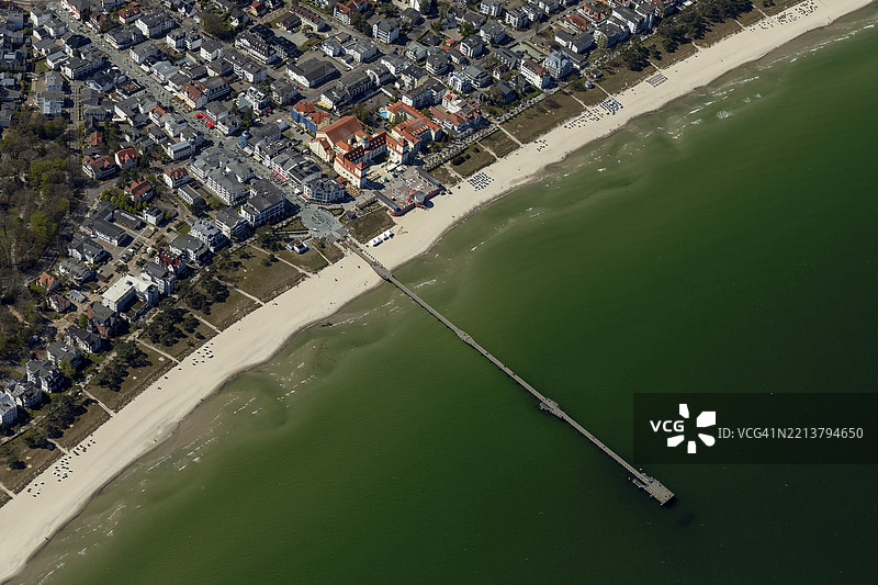 德国梅克伦堡-前波美拉尼亚的吕根岛滨兹及码头，来自小型飞机的航拍照片，2025年4月27日图片素材