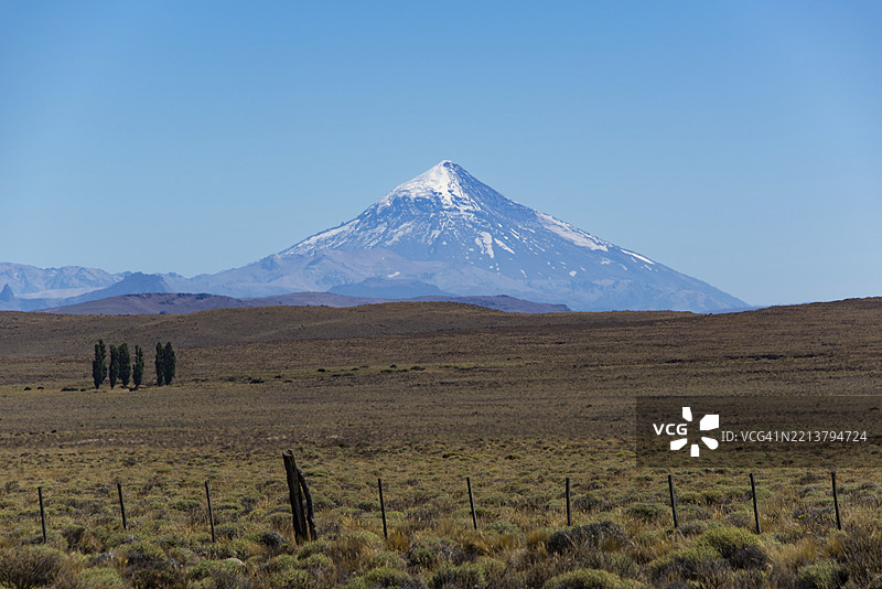 从阿根廷南美洲的内乌肯省巴塔哥尼亚草原看到的拉宁火山图片素材
