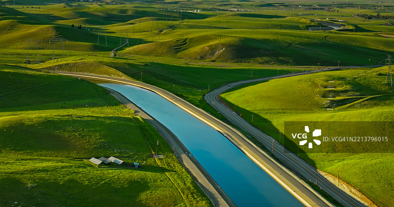 加利福尼亚州阿尔塔蒙特草坡上的加利福尼亚水道高角度摄影图片素材