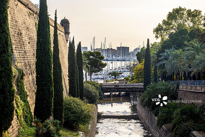 西班牙马洛卡岛帕尔马。圣佩雷堡，萨里埃拉溪和港口。图片素材