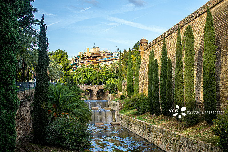 西班牙马洛卡岛帕尔马。圣卡塔利娜门桥，萨里埃拉溪，自然与建筑。图片素材