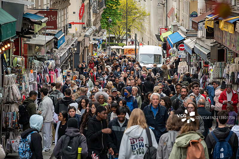 巴黎，法国，圣心大教堂脚下拥挤的游客街道图片素材