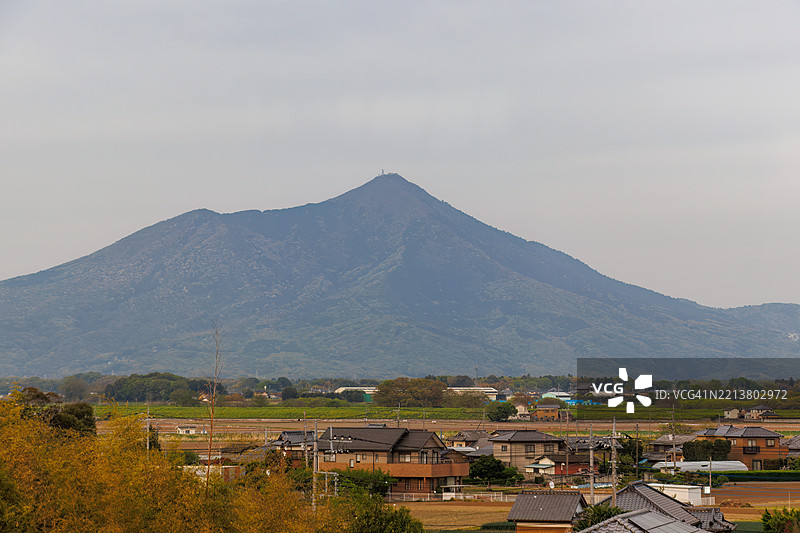 从天文台俯瞰乡村，壮观的筑波山令人印象深刻。图片素材