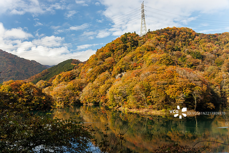 湖面上漂浮着浮标和其他物体，用于船只比赛练习。图片素材
