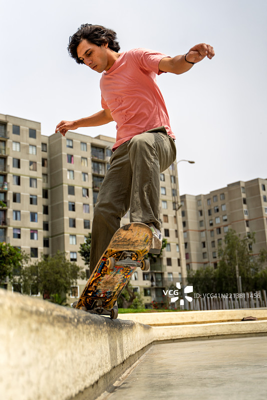 年轻的拉丁裔滑板少年在城市公园练习图片素材