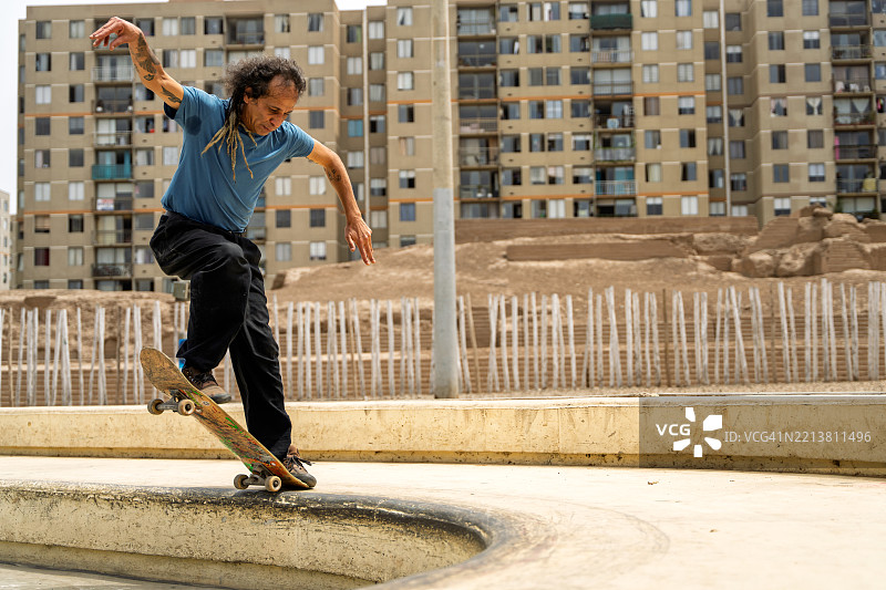 在利马米拉弗洛雷斯的滑板公园练习滑板技巧的滑手图片素材