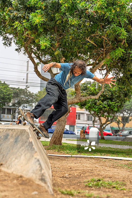 滑板运动员在城市公园表演特技图片素材