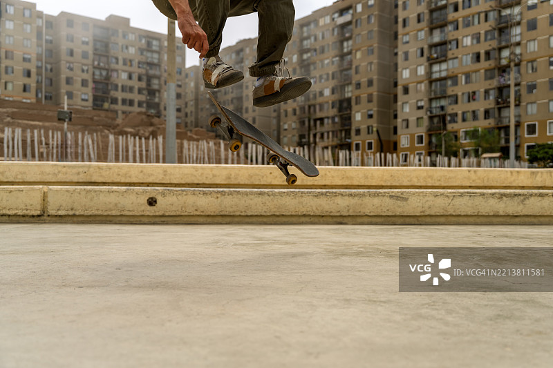 滑板运动员在城市环境中表演特技图片素材