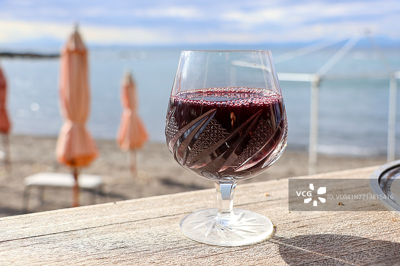 海边的红酒。图片素材