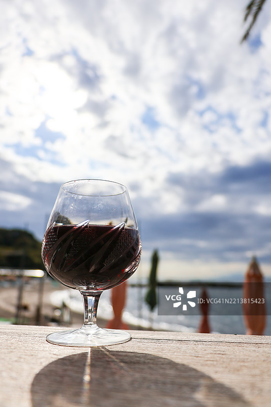 海边的红酒。图片素材
