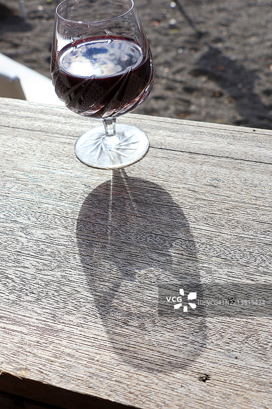 海边的红酒。图片素材