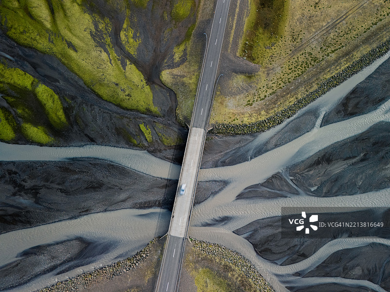 冰岛壮观的1号公路鸟瞰图，周围环绕着河流和山脉图片素材
