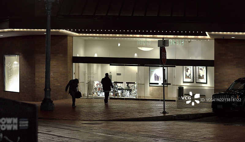 夜间百货商店入口图片素材