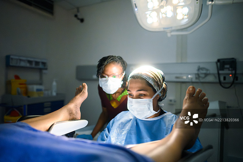 女性医疗专业人员妇科医生在手术室检查病人图片素材