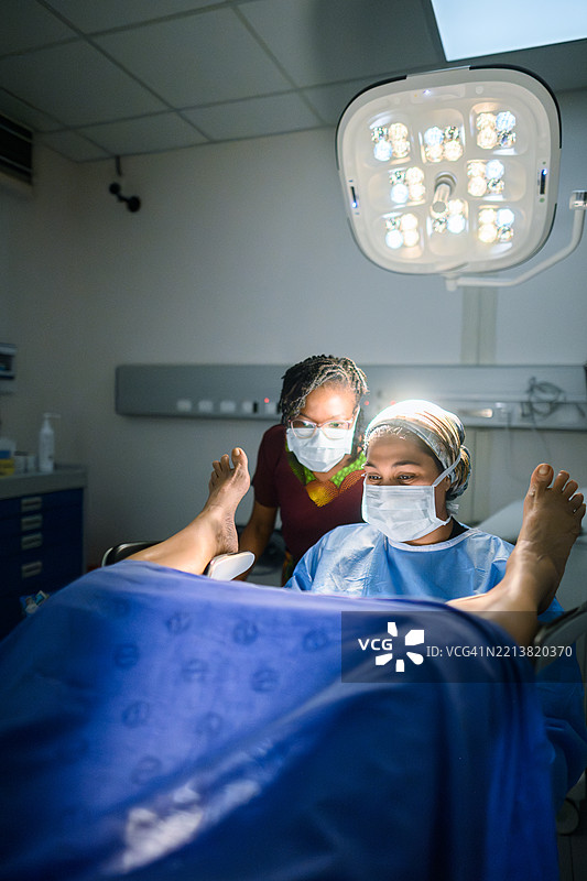 医疗专业人员妇科医生在临床环境中进行妇科手术图片素材